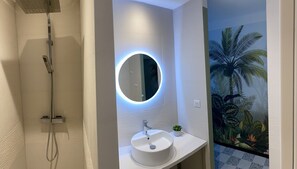 Baignoire, serviettes fournies, savon, papier toilette