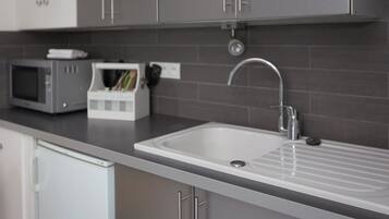 雪櫃、微波爐、焗爐、爐具