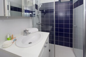 Shower, hair dryer, towels - N°9 - The Shingle Tern (La Flotte)