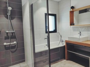 Combined shower/tub, hair dryer, towels