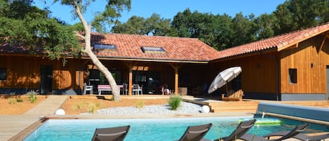 Alberca al aire libre y alberca climatizada