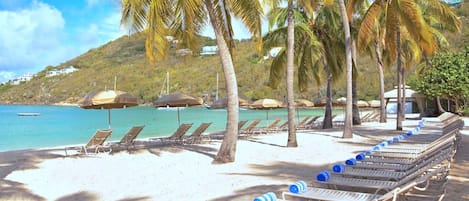 Plage à proximité, chaises longues, serviettes de plage
