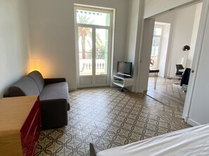 1 slaapkamer, een strijkplank/strijkijzer, gratis wifi, beddengoed