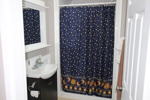 Ensemble baignoire-douche, serviettes fournies