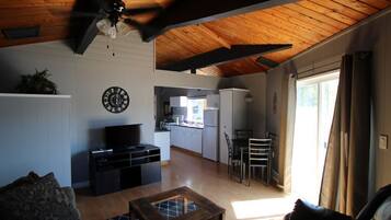 Télévision, lecteur de DVD, chaîne hi-fi