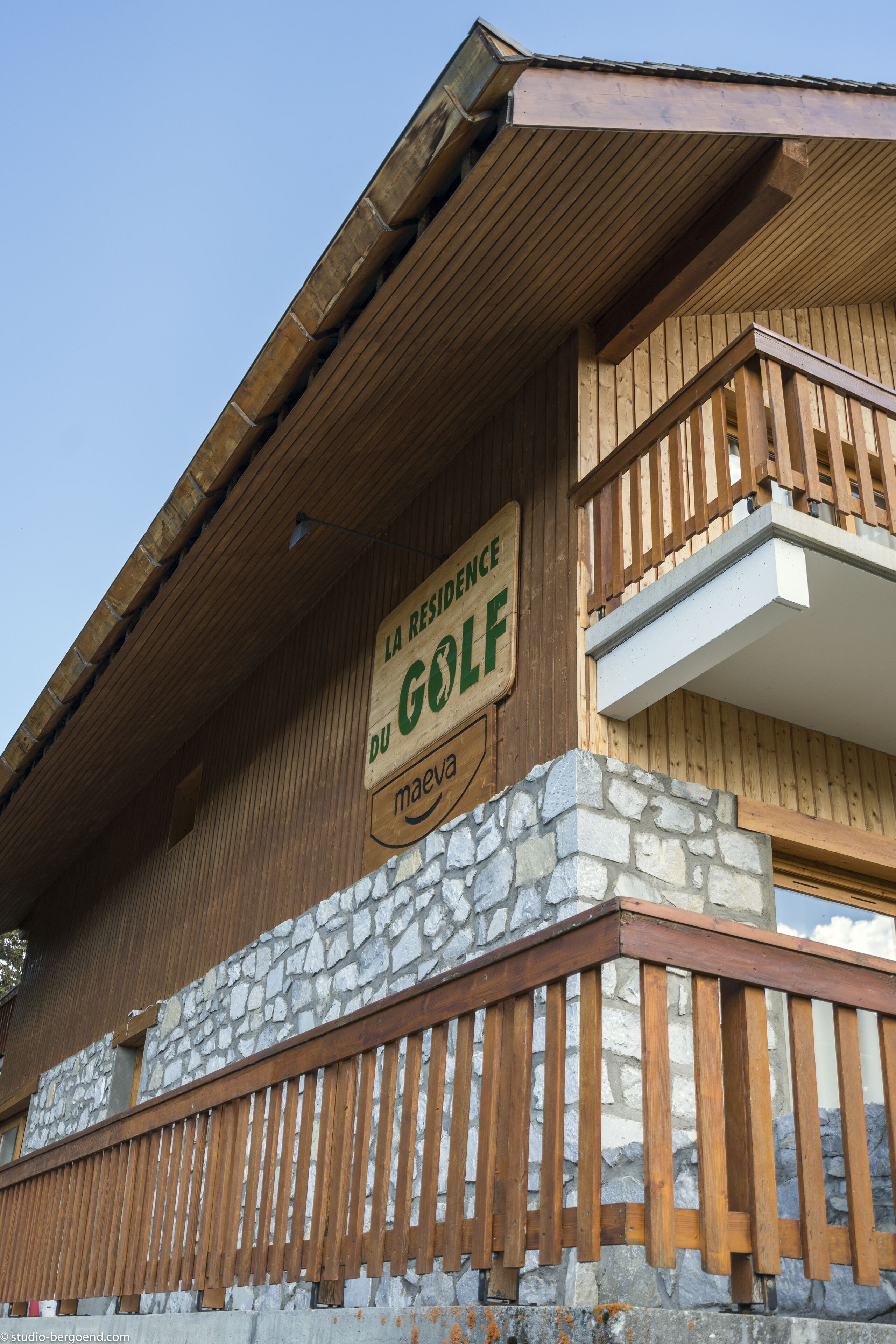 A wooden building with a sign that reads "La Residence du Golf."