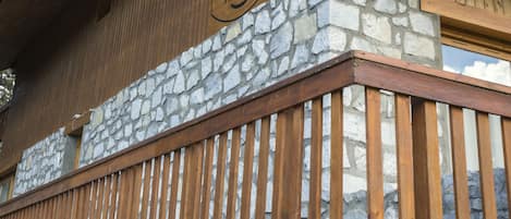 A wooden building with a sign that reads "La Residence du Golf."