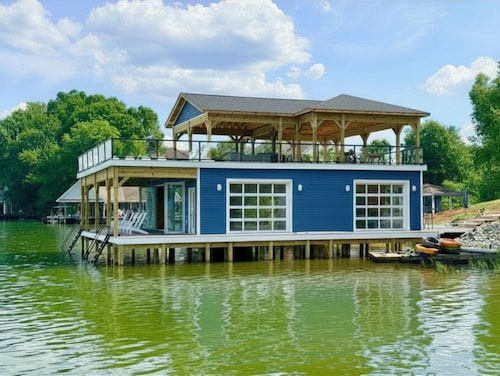 Sunrise at Lake Anna: Lakefront, Dock, Pickleball, Golf, Hot Tub, Sleeping Porch