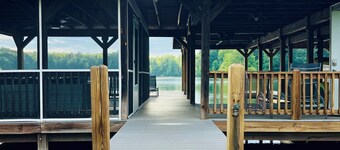 Sunrise at Lake Anna: Lakefront, Boathouse, Pickleball, Golf, Hot Tub, Arcade