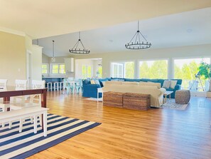 Smart TV, chimenea, videojuegos y futbolito 