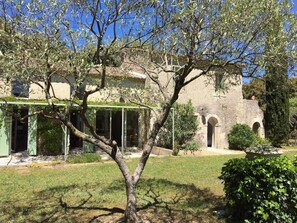 Exterior - Mas d'Avignon: swimming pool, large wooded park in absolute calm (Sommières)