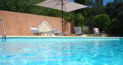 Mas d'Avignon : piscine,grand parc arboré au calme absolu