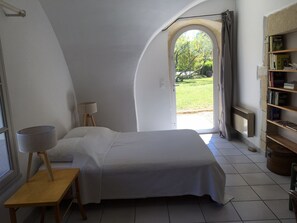 3 bedrooms, desk, iron/ironing board, travel crib - Mas d'Avignon: swimming pool, large wooded park in absolute calm (Sommières)