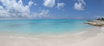 Fleur de Mer Villa Gracebay ( semi-detached) 2 bdrm -2 min drive from the beach!