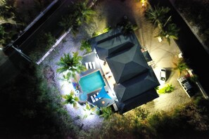 Exterior - Fleur de Mer Villa Gracebay ( semi-detached) 2 bdrm -2 min drive from the beach! (Grace Bay)