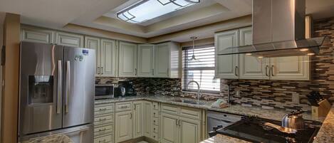 Kylskåp, mikrovågsugn, ugn och spishäll