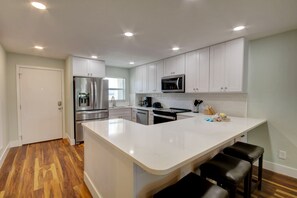 Jääkaappi, mikroaaltouuni, uuni, liesi