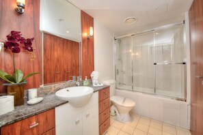 Appartement Deluxe, 2 chambres, accessible aux personnes à mobilité réduite, vue océan | Salle de bain