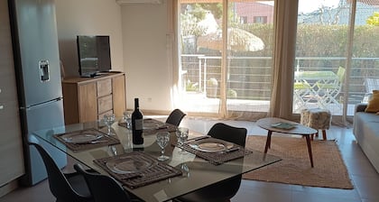 Luxury apartment 300 m from the beach with free private parking and wifi