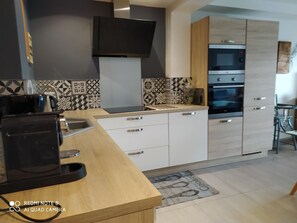 Een koelkast, een microgolfoven, een oven, een kookplaat