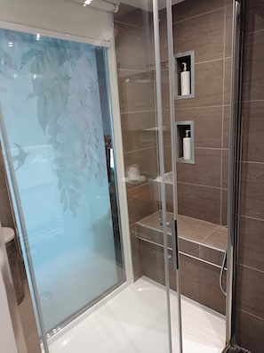 Dusche, Haartrockner, Handtücher, Seife