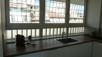 Réfrigérateur, micro-ondes, four, plaque de cuisson