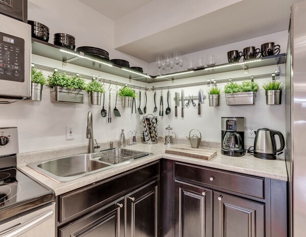 Jääkaappi, mikroaaltouuni, uuni, liesi