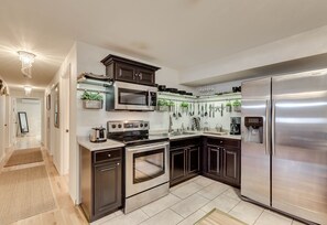 Frigorifero, microonde, forno, piano cottura