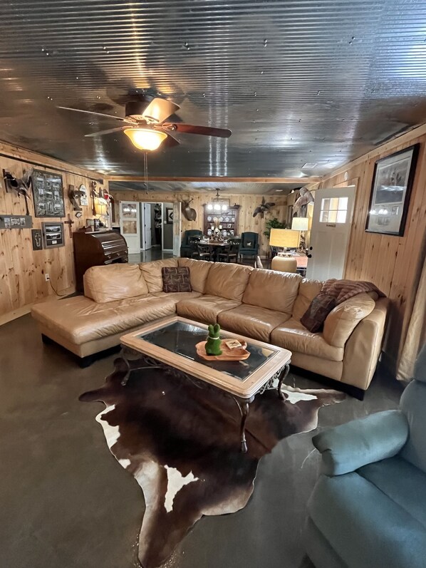 Smart-TV, Kamin, DVD-Player, Bücher