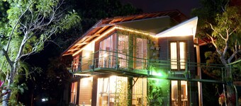 Pool, bastu, bubbelpool, fruktträd, frodiga trädgårdar