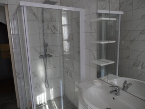 Combined shower/tub, hair dryer, towels, soap
