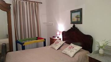 3 dormitorios, tabla de planchar con plancha, cuna de viaje