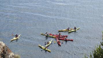 Ubicación cercana a la playa y tumbonas