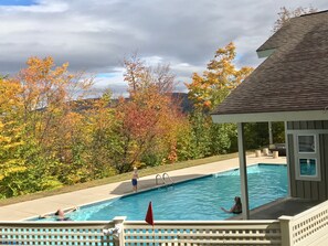 Utendørsbasseng og et oppvarmet basseng