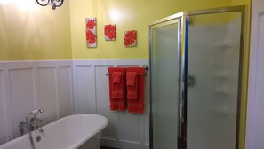 Bathtub, hair dryer, towels, soap - Relax close to all the Amish Country attractions. Affordable, Family-Friendly. (Leola)