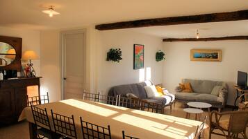 Televisie, een dvd-speler en een stereo