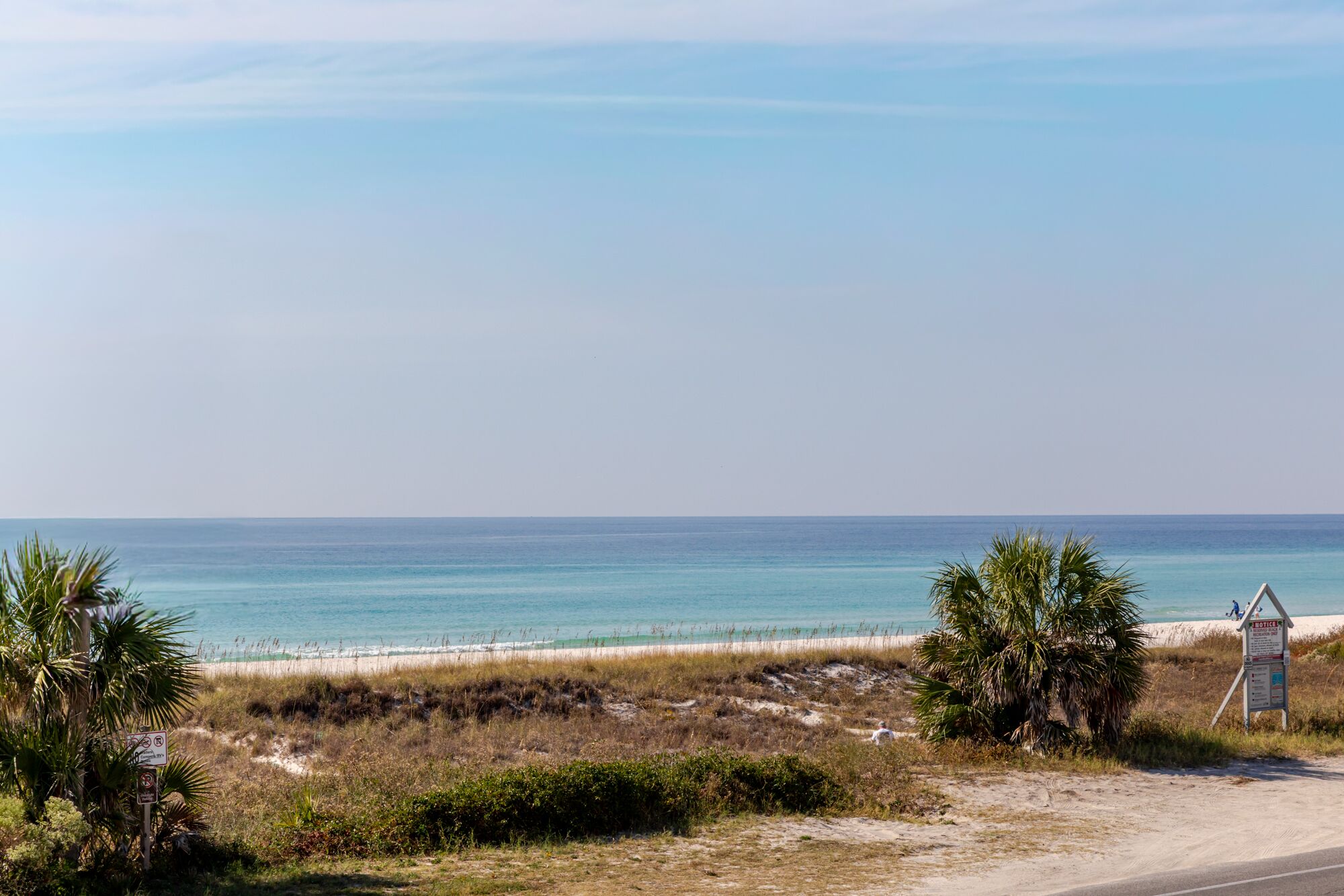 En la playa, camastros y toallas de playa 