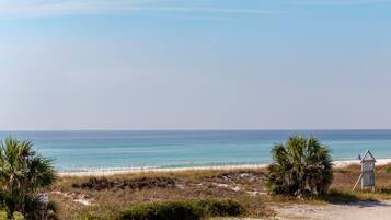 En la playa, camastros y toallas de playa
