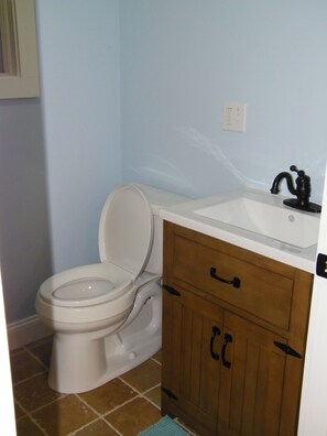 Combined shower/bathtub, hair dryer, towels