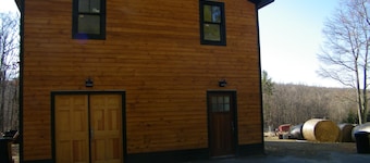 Koselig leilighet med utsikt over vår lille gård. Familievennlig.