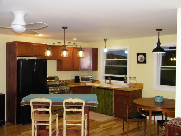 Fridge, oven, stovetop, coffee/tea maker
