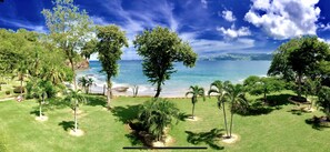 Sun-loungers, beach towels - Condo on Playa Flamingo Beach (Flamingo)