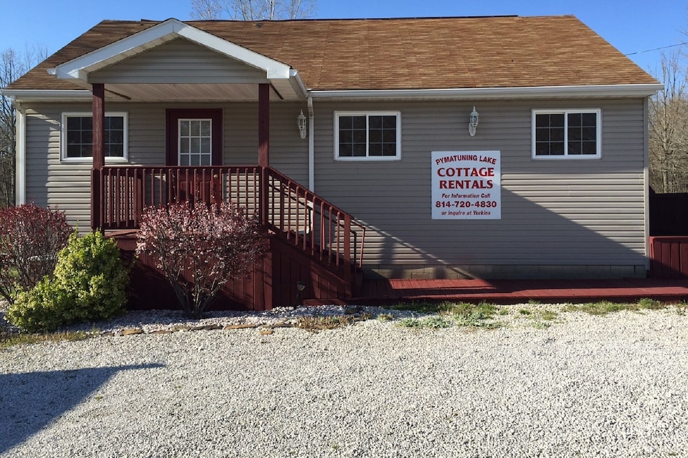 Weekly Cottage rental At Pymatuning Lake! Next to Yorkies Ice Cream!!