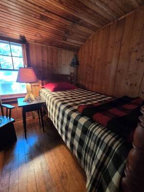 A wooden room with a bed, a table with a lamp, and a window. - Detox Cottage ▪︎ BYO Linens & Unplug (Mount Gretna)