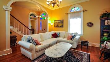 Una televisión, una chimenea