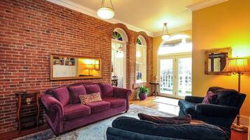 Una televisión, una chimenea