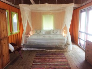 2 bedrooms, travel cot, free WiFi, bed sheets