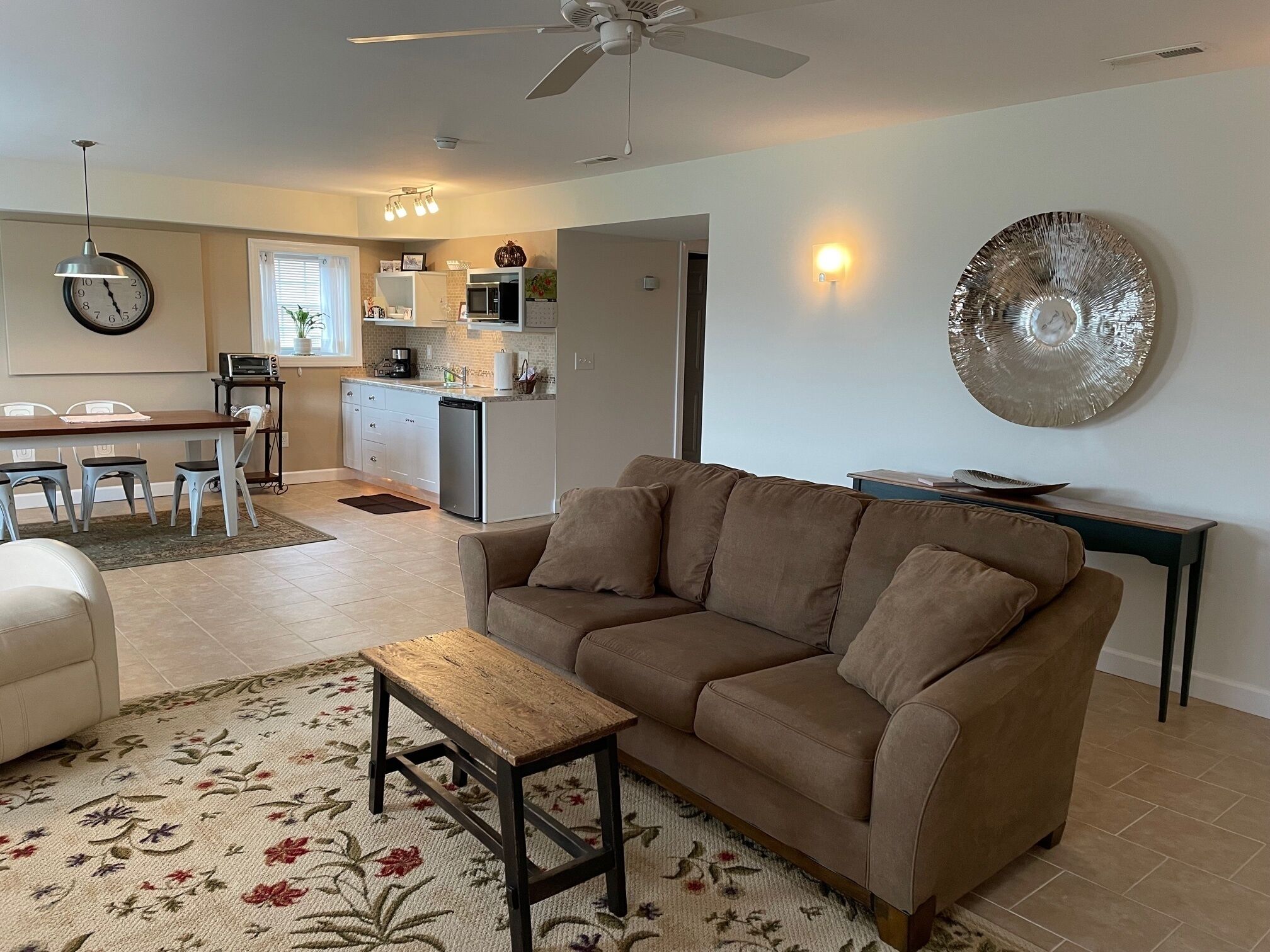 Large modern suite in Shenandoah Valley