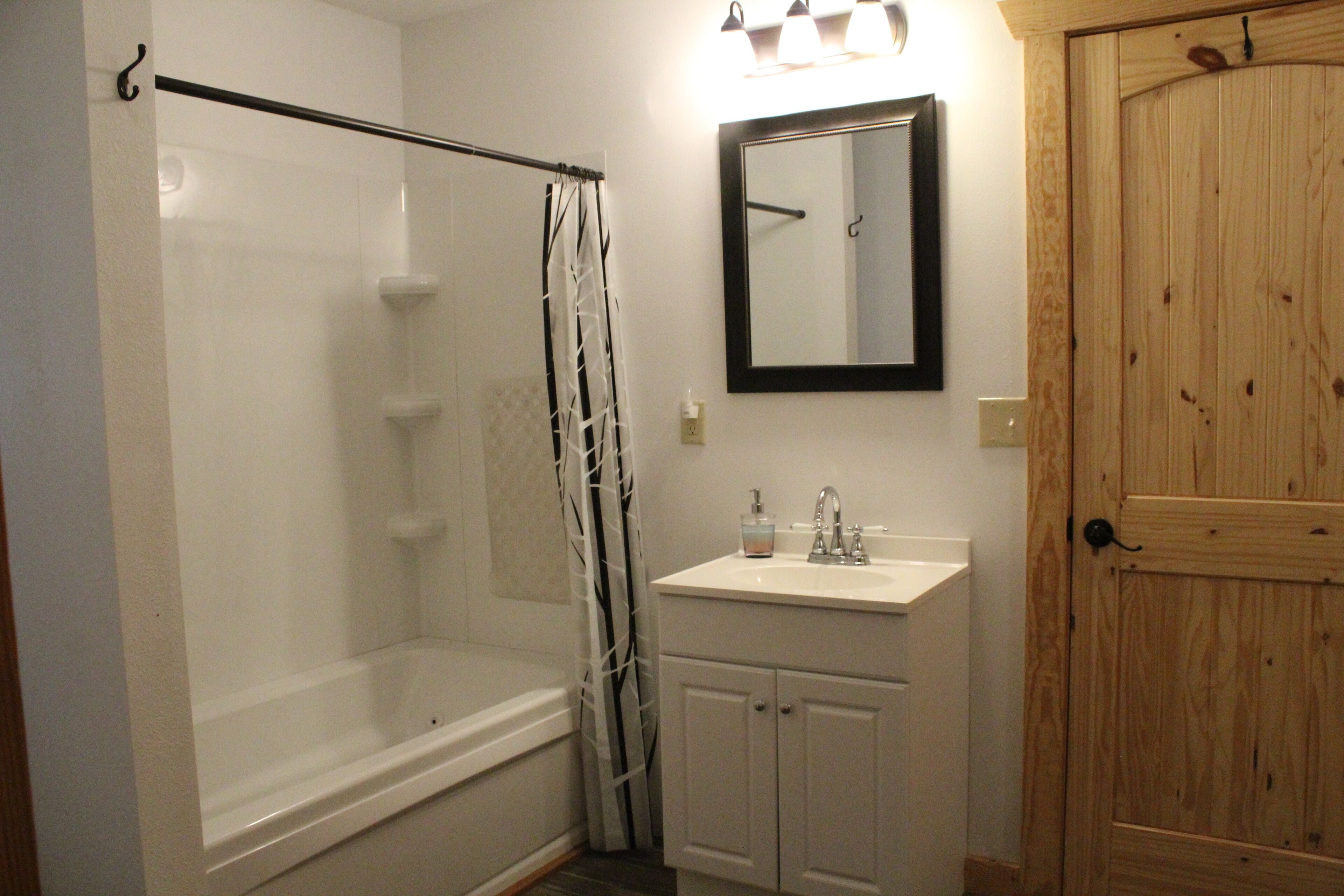 Crosscut Cabins- Minutes from Lake, River, & Diamond Mine! Private Hiking Trail!