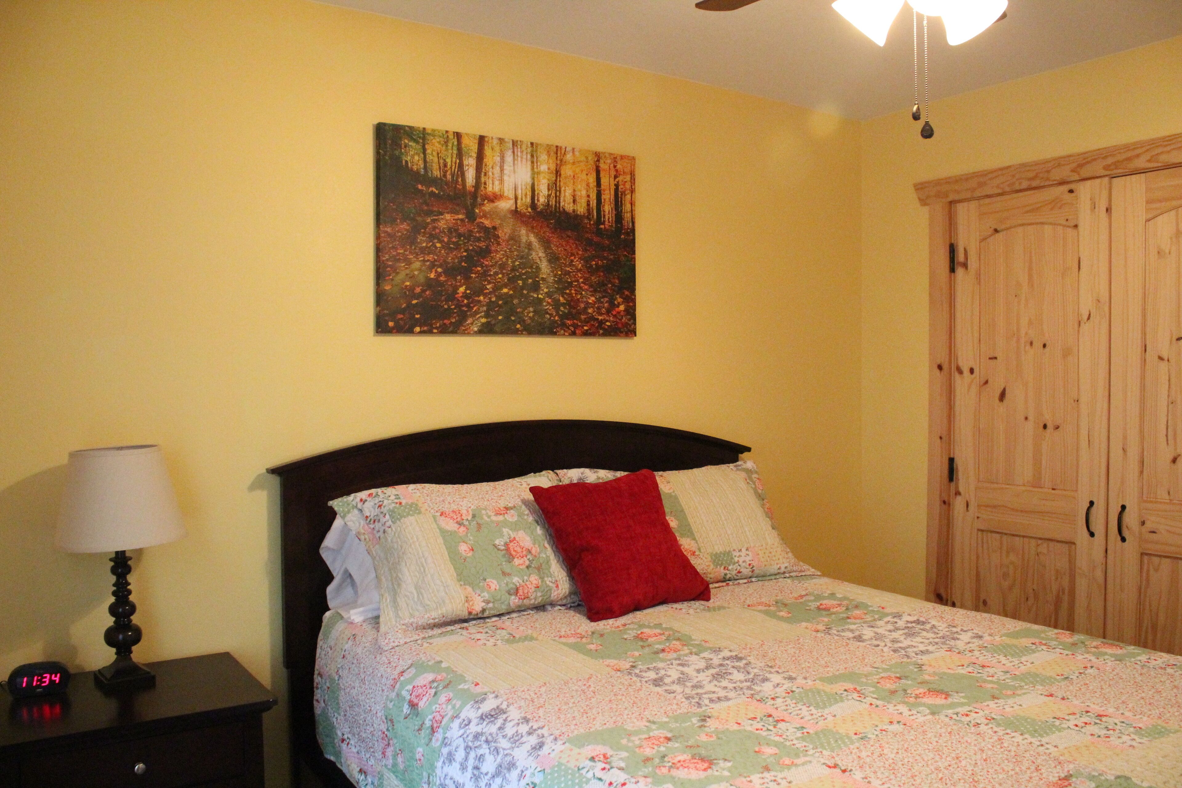 Crosscut Cabins- Minutes from Lake, River, & Diamond Mine! Private Hiking Trail!